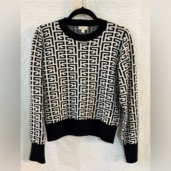 Debut Black & White Logo Knit Crop Sweater - Picture 3 of 5